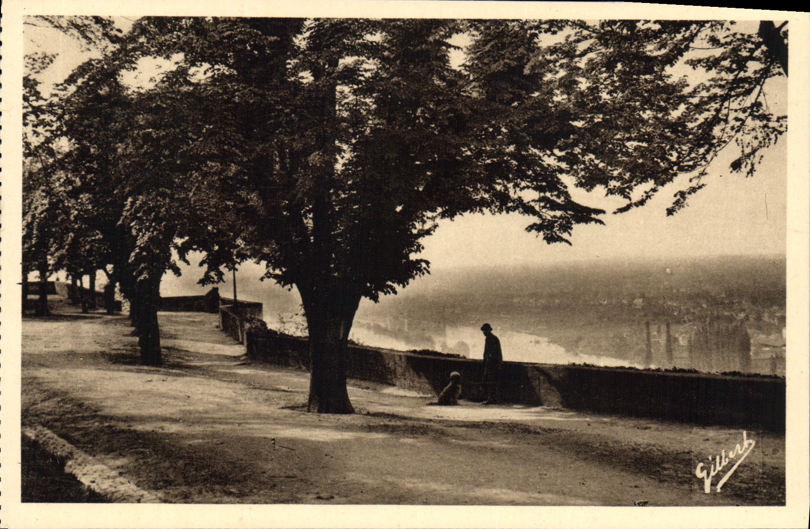Angoulême — Vue de la cathédrale depuis le rempart Beaulieu — Édition d'Art A. Gilbert, Sommarin-Mer