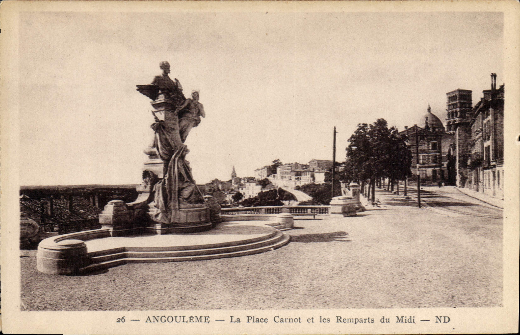 Angoulême — La Place Carnot et les Remparts du Midi — ND