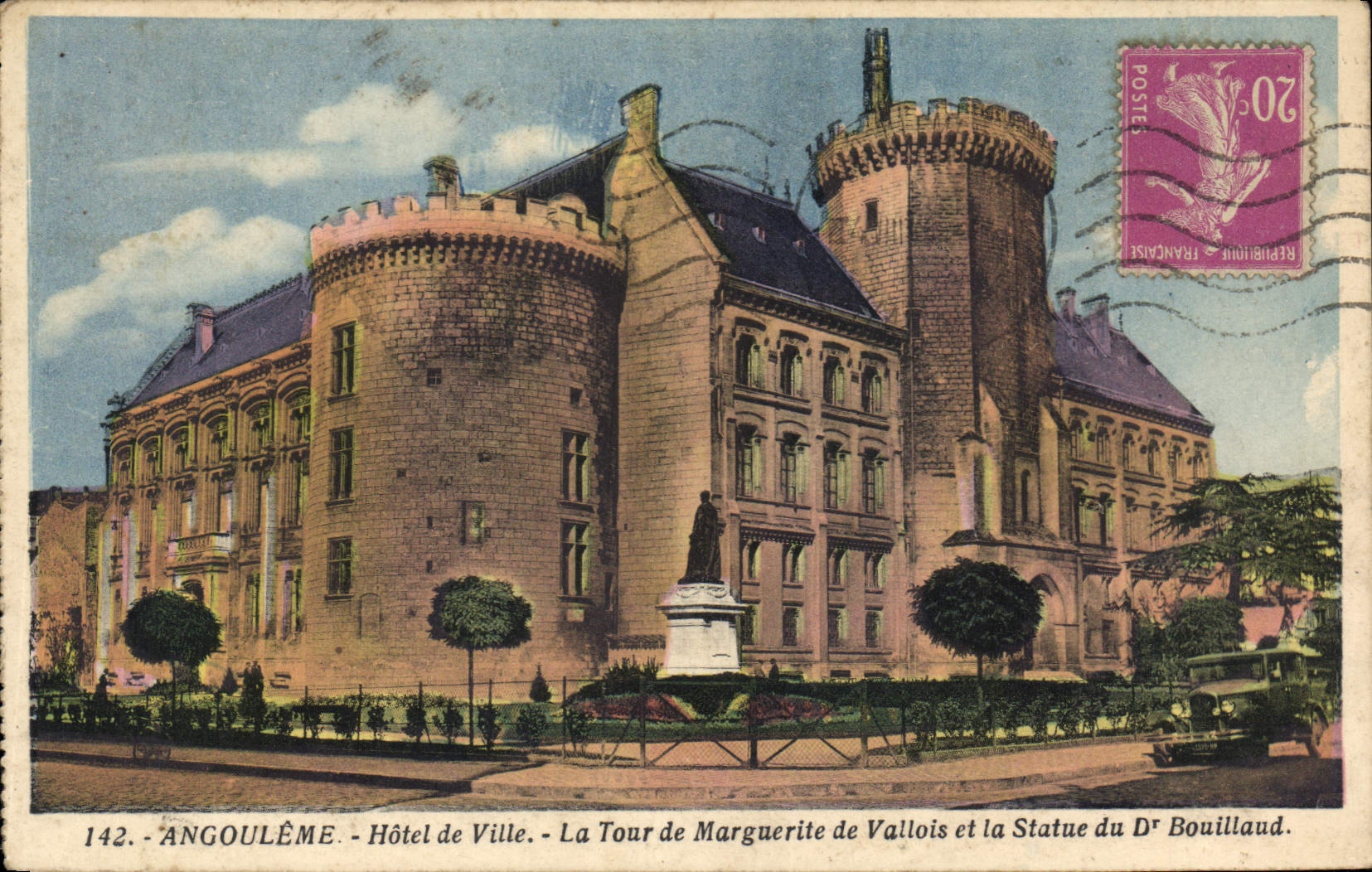 CPA Angouleme Hotel de Ville la Tour de Marguerite de Vallois et la Statue du D Bouillaud 