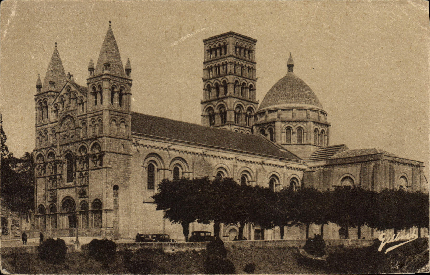CPA Angouleme Cathedrale St Pierre XII S Mon hist Classe 