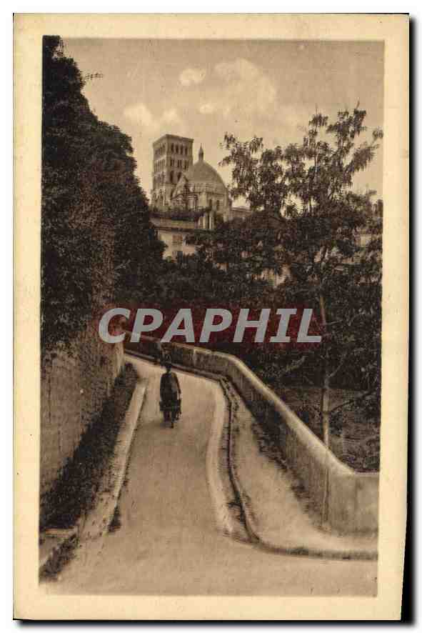 CPA Angouleme Vieille rue St Martin Dome et Tour de la Cathedrale 