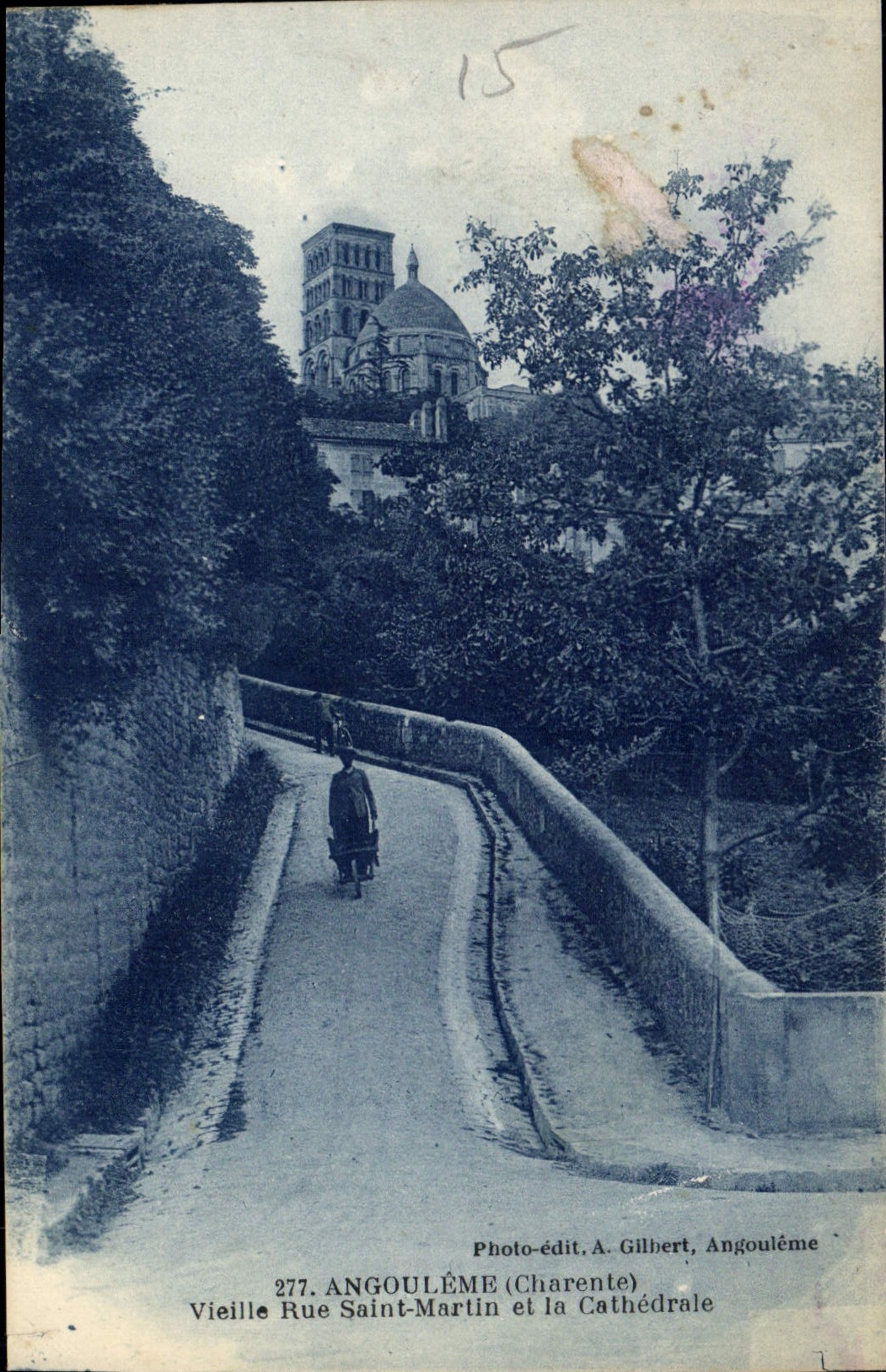 Angoulême — Vieille Rue Saint-Martin et la Cathédrale — Photo-édit. A. Gilbert, Angoulême
