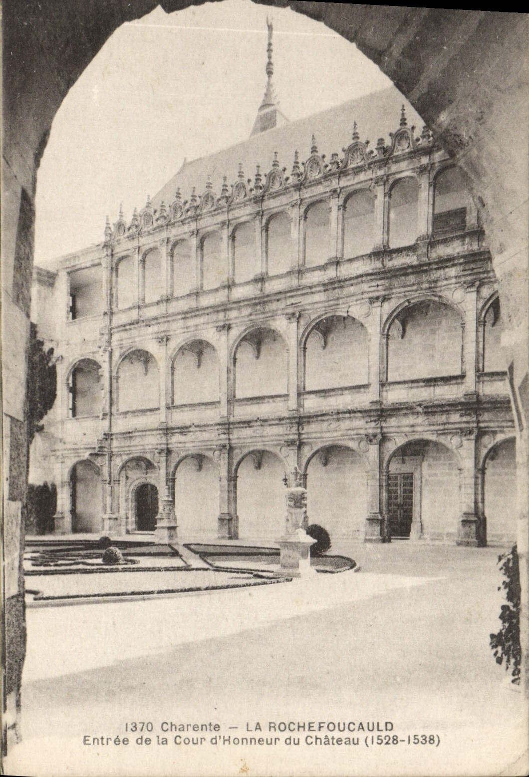 La Rochefoucauld — Entrée de la Cour d'Honneur du Château (1528-1538) — F. Braun, phot.édit., Royan (Char.Inf.)