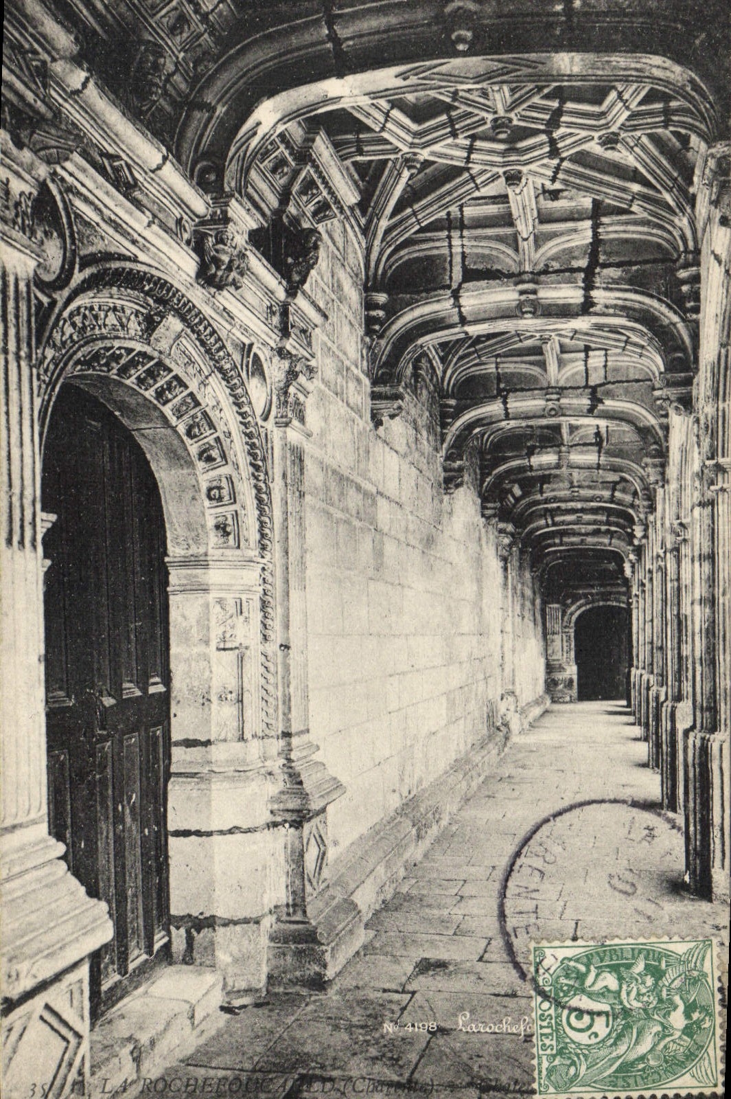 La Rochefoucauld (Charente) — couloir d'un bâtiment historique — Larochefo, n° 4198