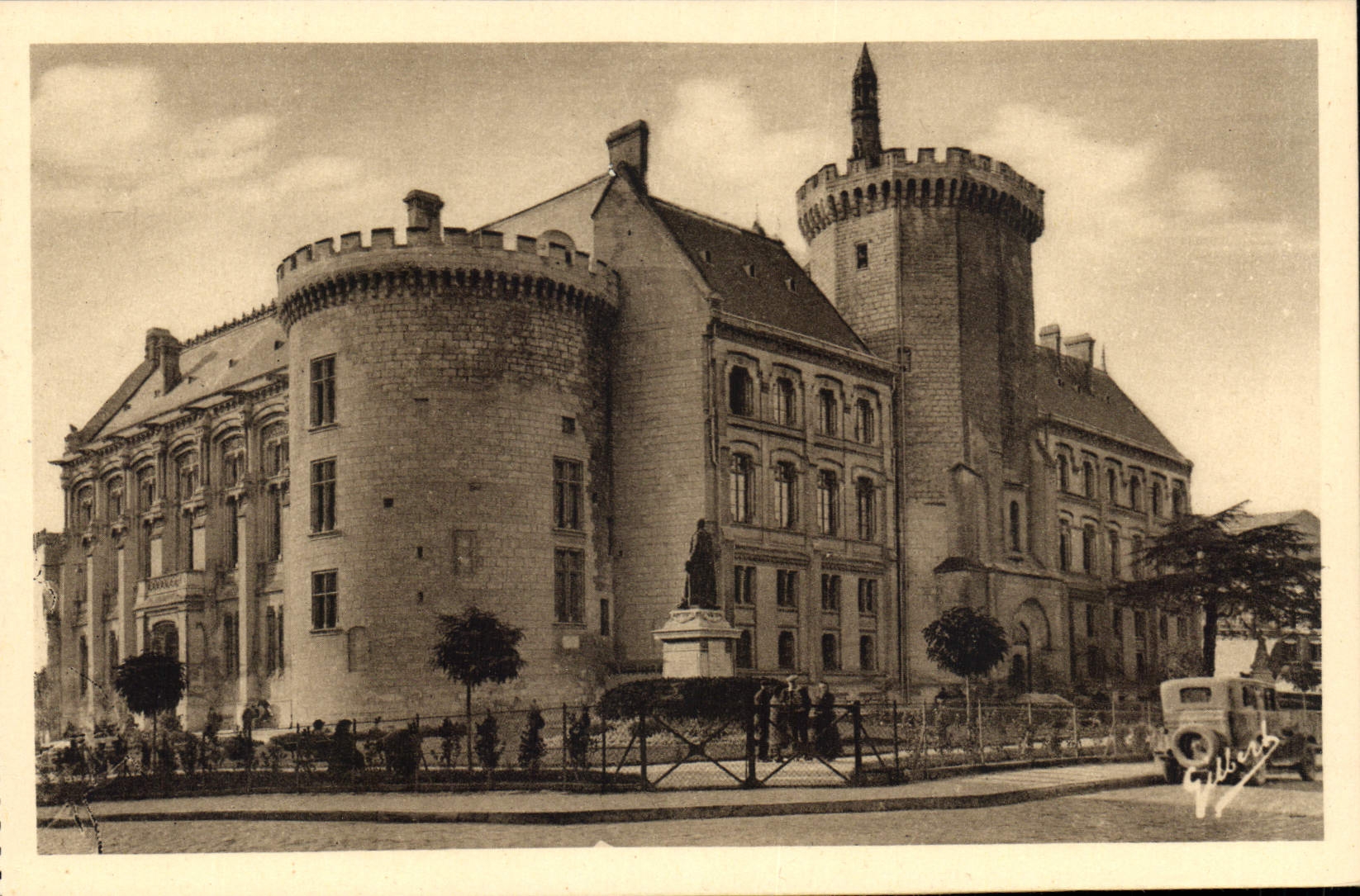 Château d'Angoulême — Hôtel de Ville et Nouveau Square — Édition A. G. A. - Angoulême