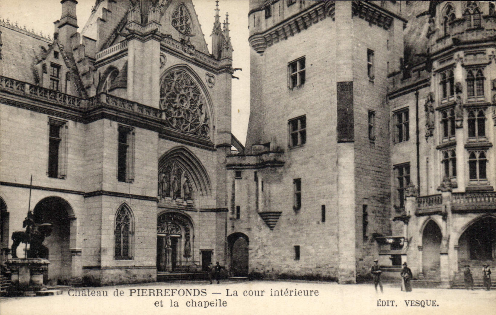 CPA Chateau de Pierrefonds la cour interieur et la chapelle 