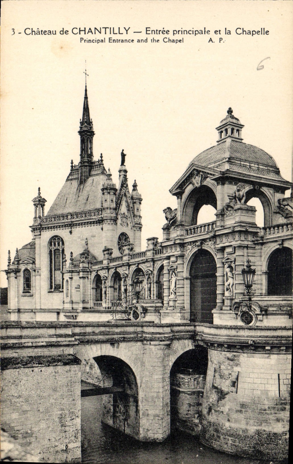 CPA Chateau de Chantilly Entree principale et la Chapelle 