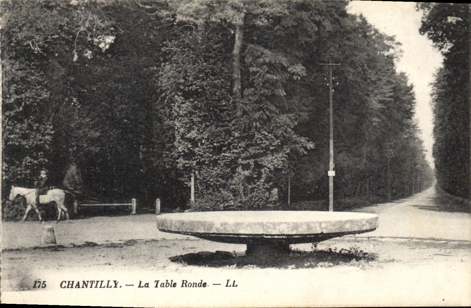 Chantilly — La Table Ronde — LL