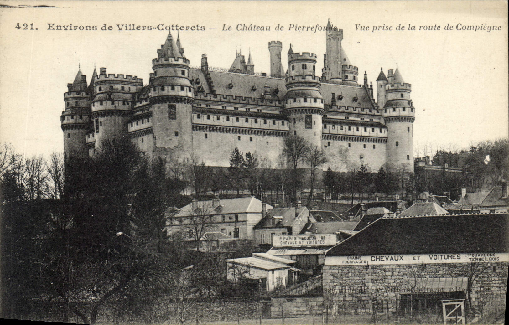 Environs de Villers-Cotterêts — Le Château de Pierrefonds — Vue prise de la route de Compiègne — Éditeur Chevaux et Voitures, n° 421