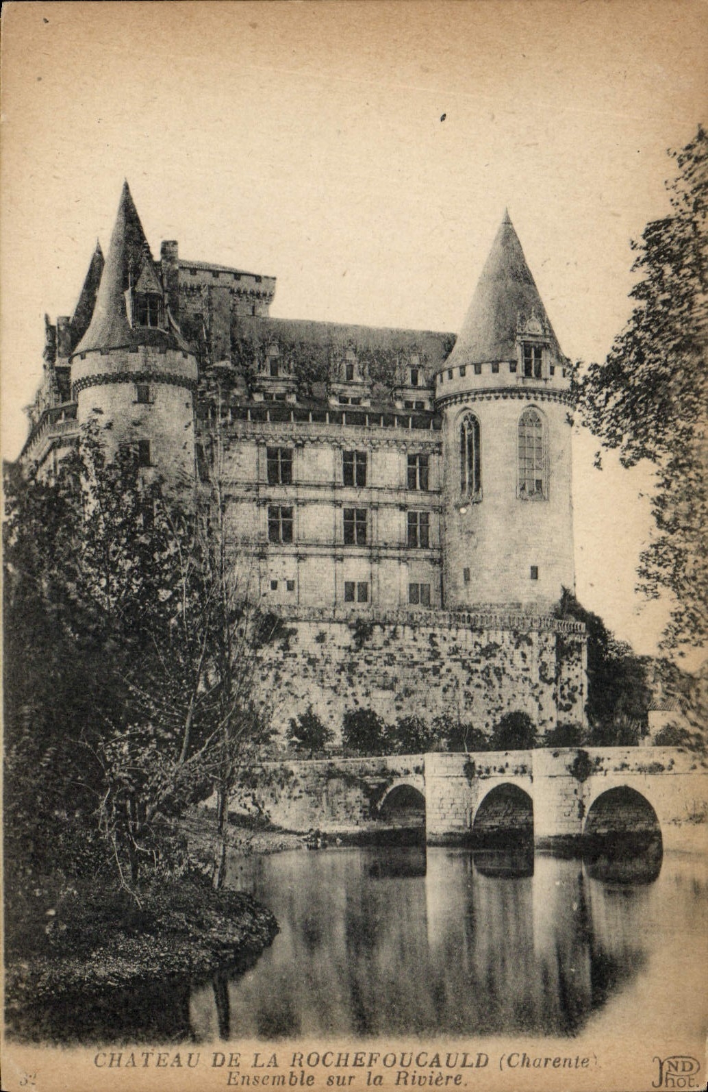 CPA Chateau de la Rochefoucauld Charente Ensemble sur la Riviere 