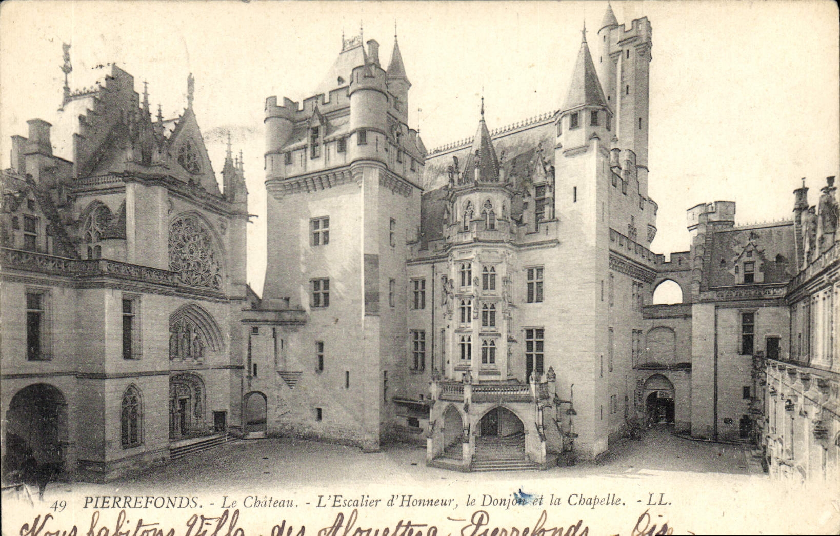 CPA Pierrefonds le Chateau l'Escalier d'Honneur le Donjon et la Chapelle 