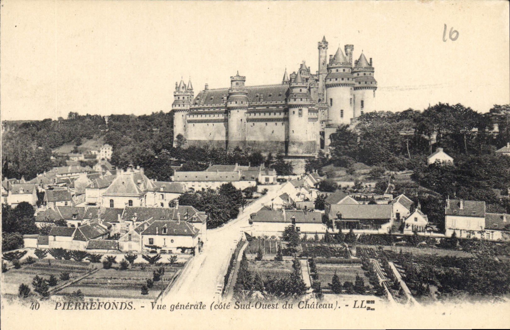 CPA Pierrefonds Vue generale cote Sud Ouest du Chateau 