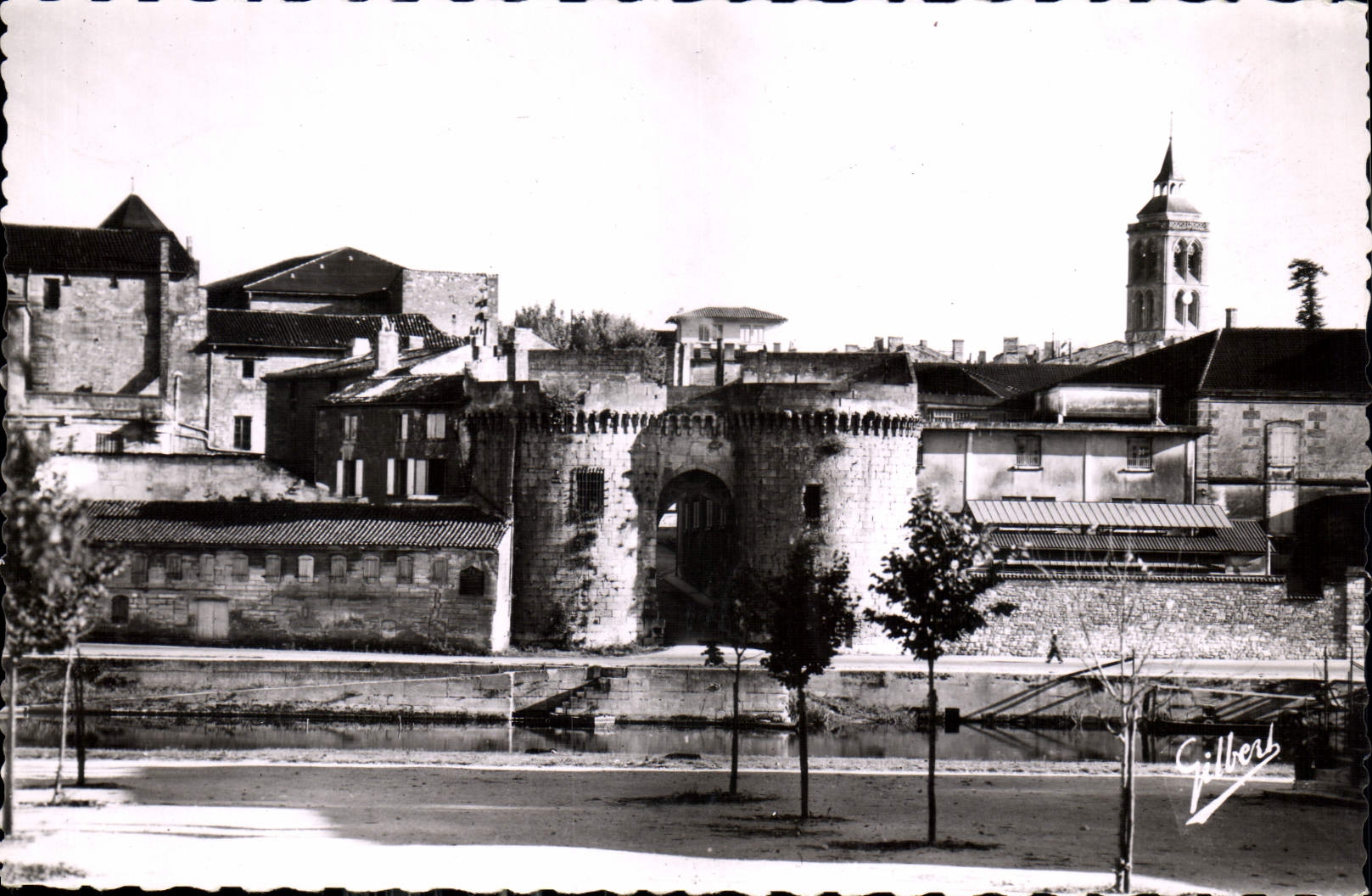 Cognac — Un Coin Typique du Vieux Cognac, reste du Château de François Ier, les Vieilles Tours et Clocher de St-Léger — Éditions Charentaises d'Art, A. GILBERT
