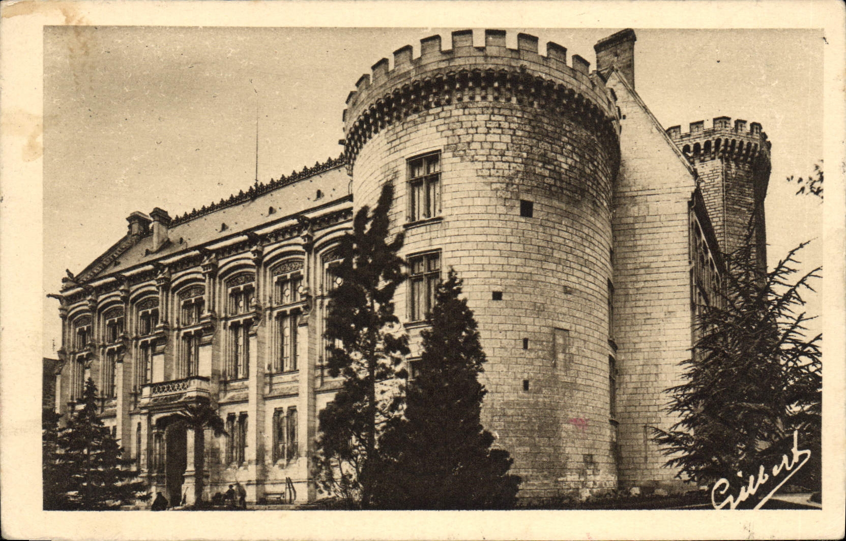 CPA Sous le Ciel de France Angouleme Facade de l'Hotel de Ville et Tour de Marguerite de Valois 