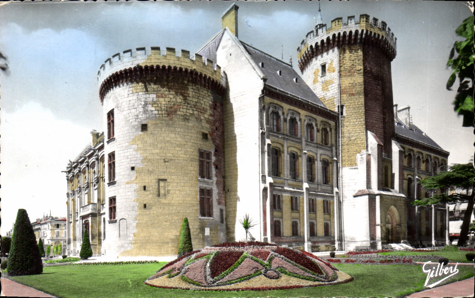 CPA Angouleme Hotel de Ville Tour de Valois Ancien Chateau des Comtes d'Angouleme 