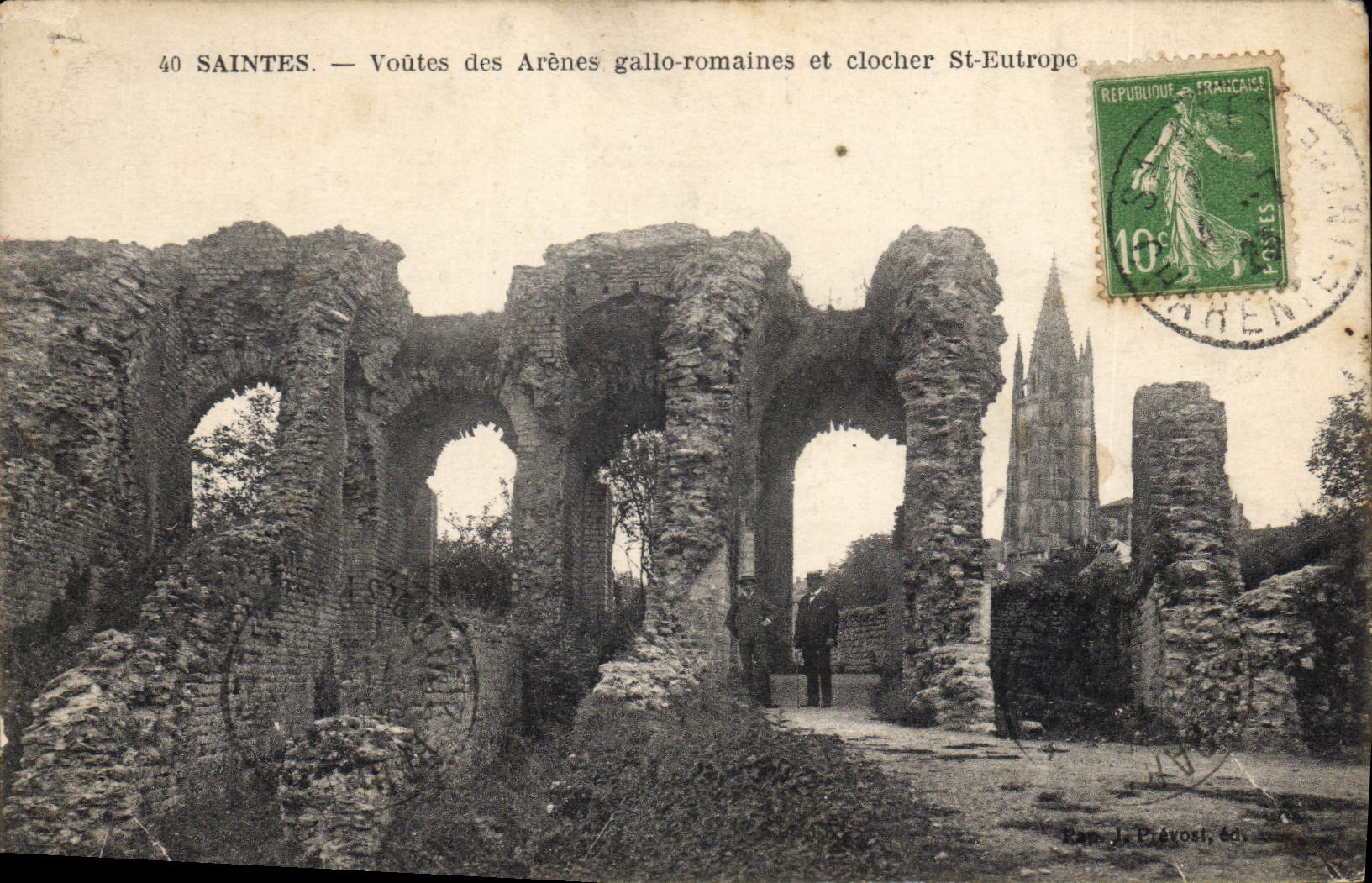 CPA Saintes Voutes des Arenes gallo-romaines et clocher St Eutrope 
