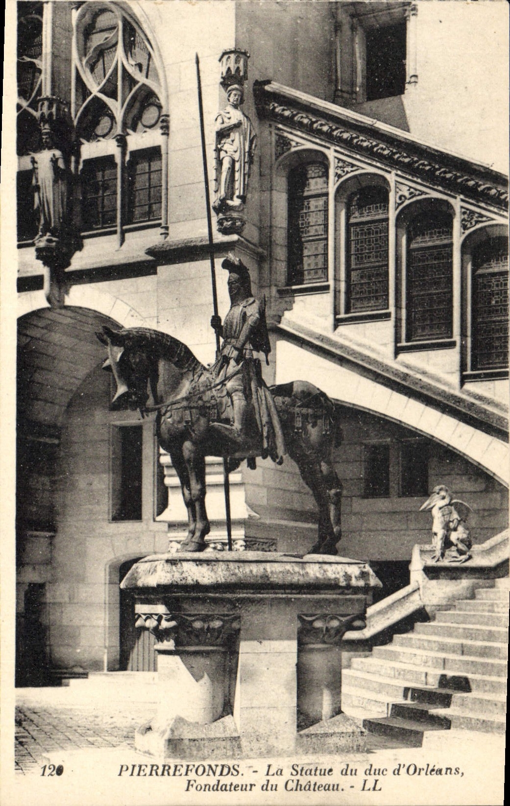 CPA Pierrefonds la Statue du duc d'Orleans Fondateur du Chateau 