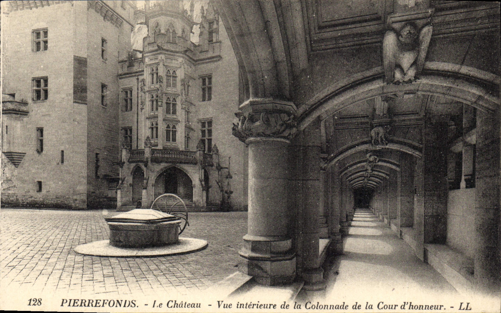 PierreFonds — Le Château — Vue intérieure de la Colonnade de la Cour d'honneur — LL, n°128