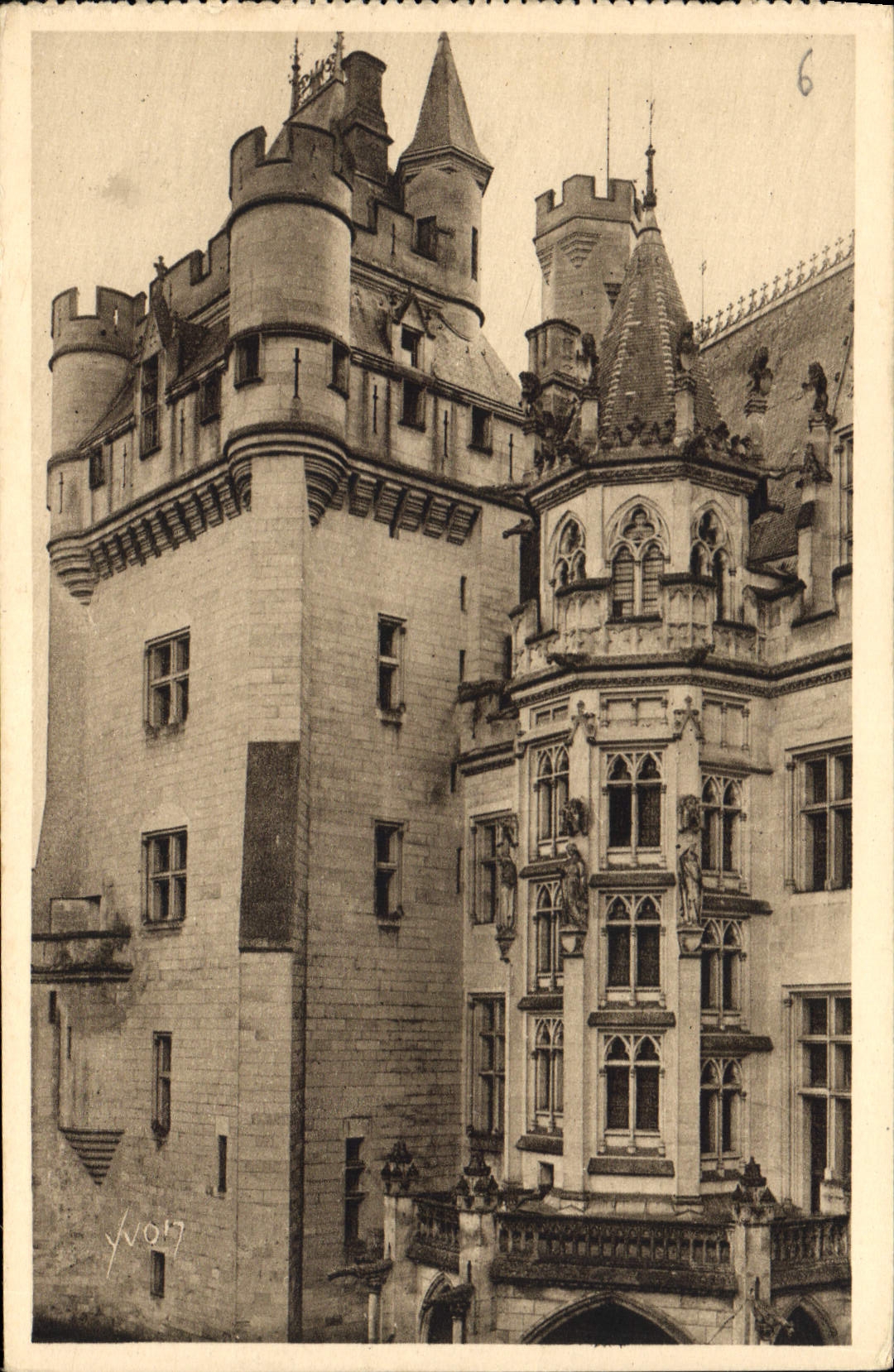 Château de Pierrefonds — Le Donjon et l'Escalier d'Honneur — Les Éditions d'Art Yvon, Paris