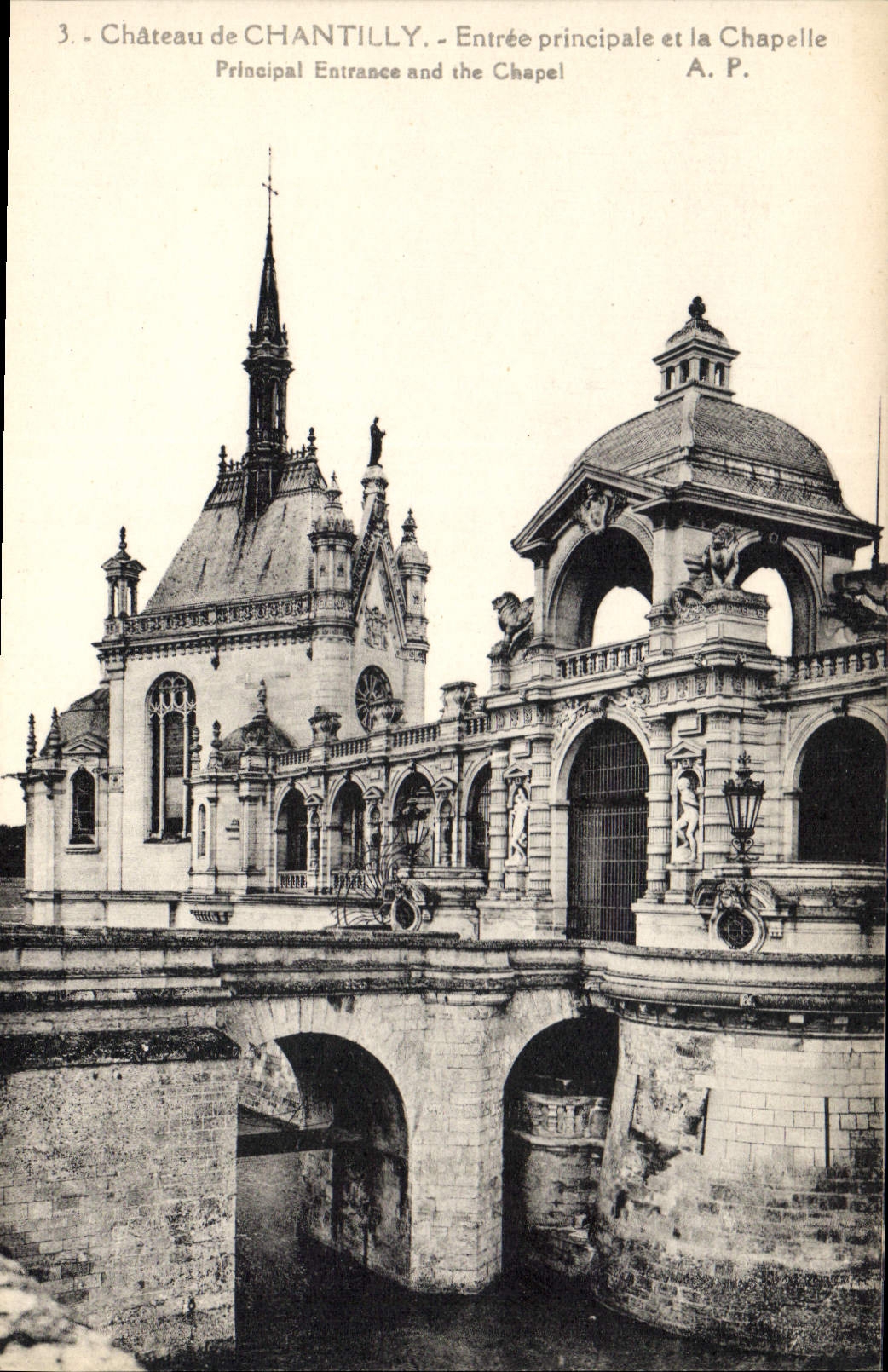 CPA Chateau de Chantilly Entree principale et la Chapelle 