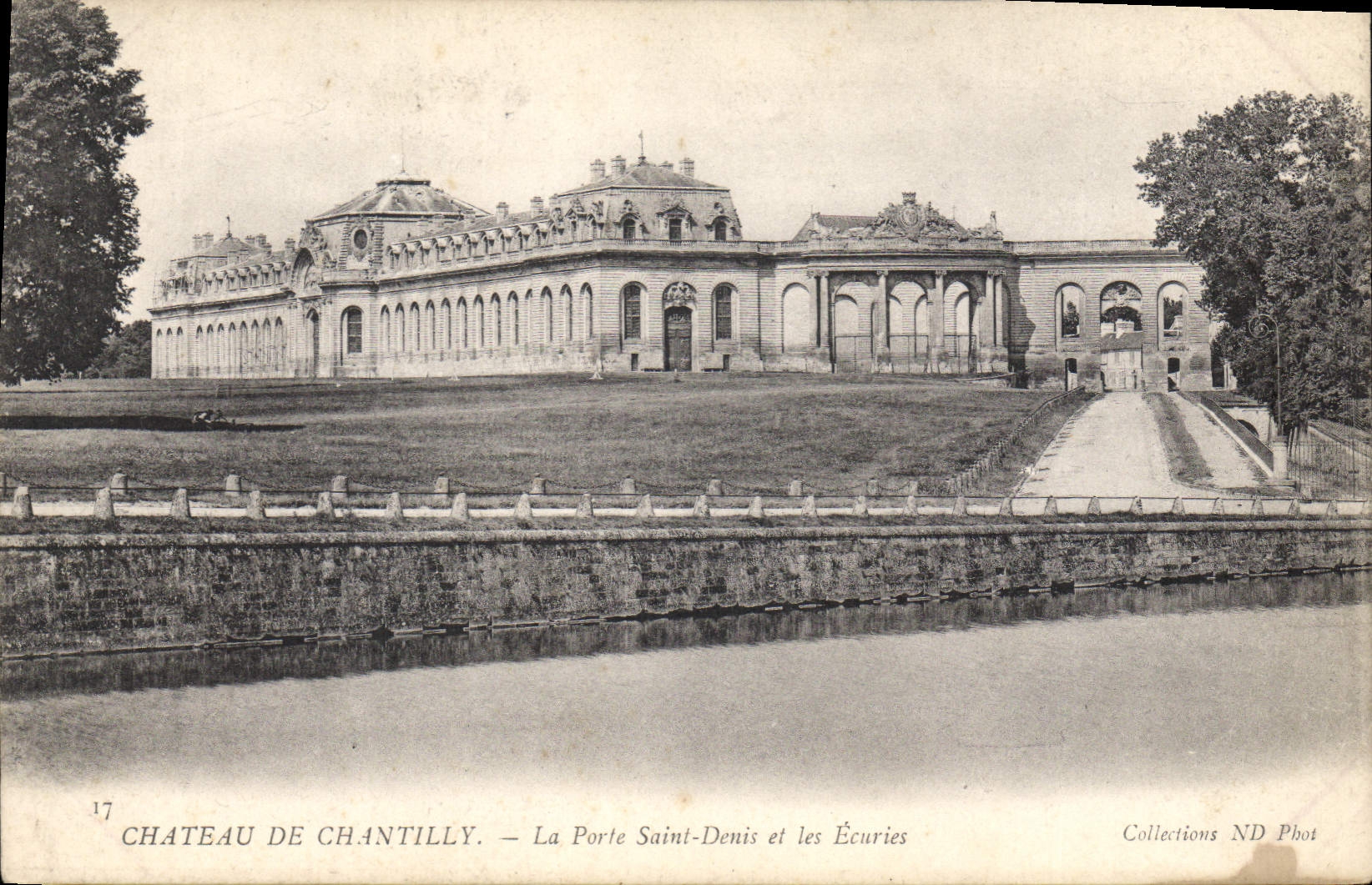 CPA Chateau de Chantilly La Porte Saint Denis et les Ecuries 