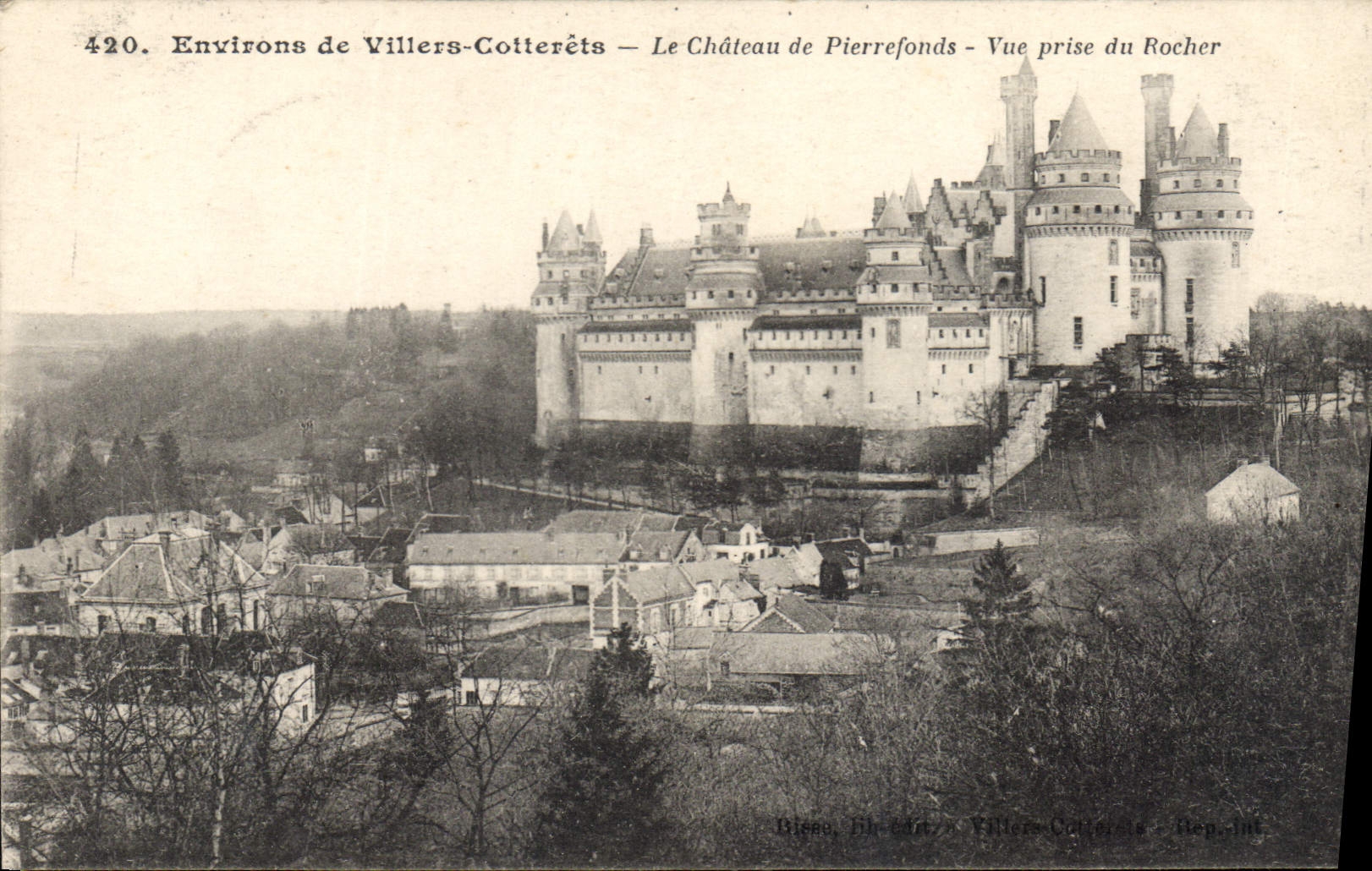 Environs de Villers-Cotterêts — Le Château de Pierrefonds — Vue prise du Rocher — Risso, lith. & édit. Villers-Cotterêts — Rep.-Int.