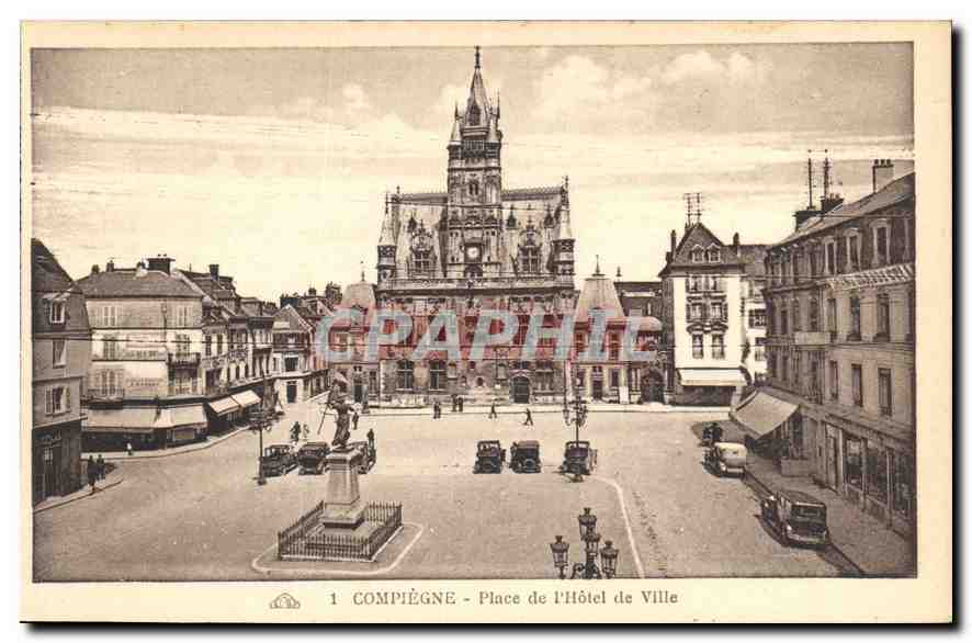 CPA Compiegne Place de l'Hotel de Ville 
