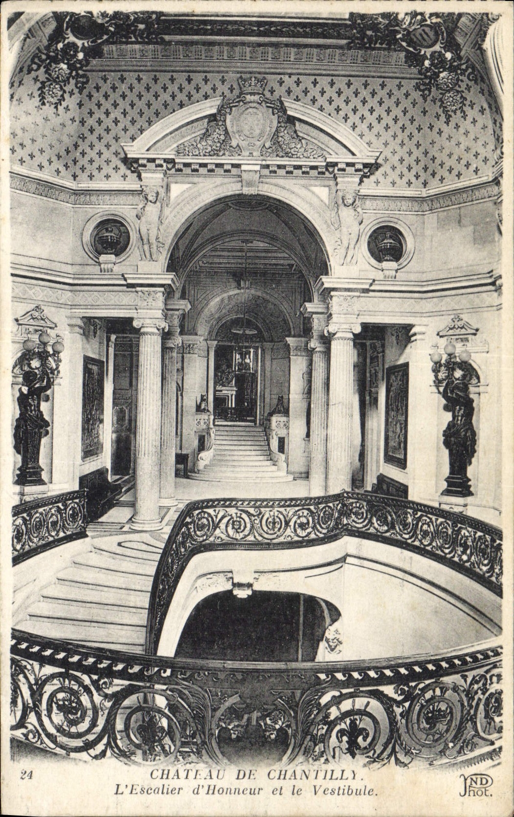 CPA Chateau de Chantilly L'Escalier de l'Honneur et le Vestibule 