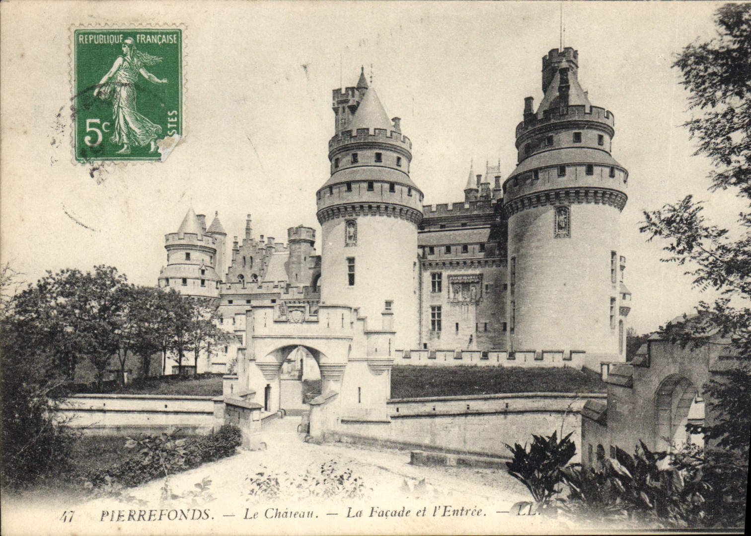 Pierrefonds — Le Château — La Façade et l'Entrée — LL.