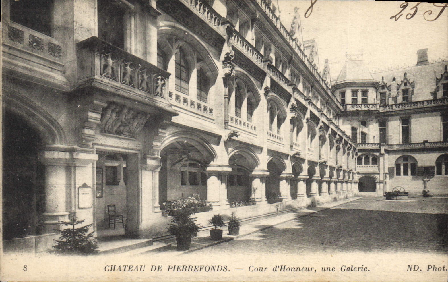 Château de Pierrefonds — Cour d'Honneur, une Galerie.