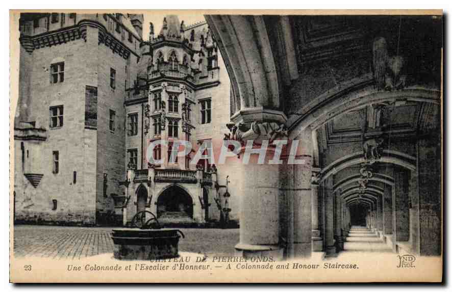 Château de Pierrefonds — Une Colonnade et l'Escalier d'Honneur