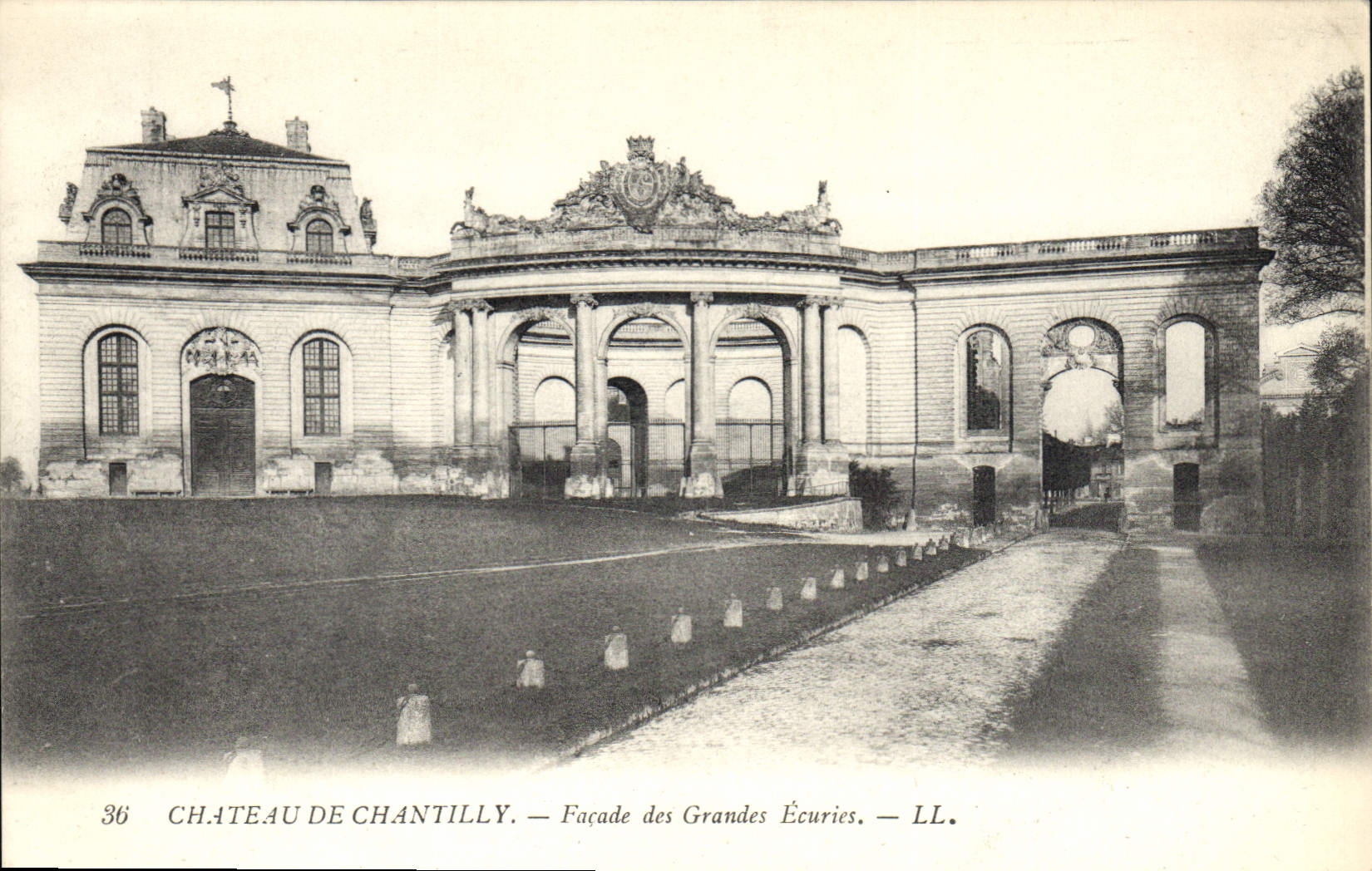 Château de Chantilly — Façade des Grandes Écuries — LL. — N° 36