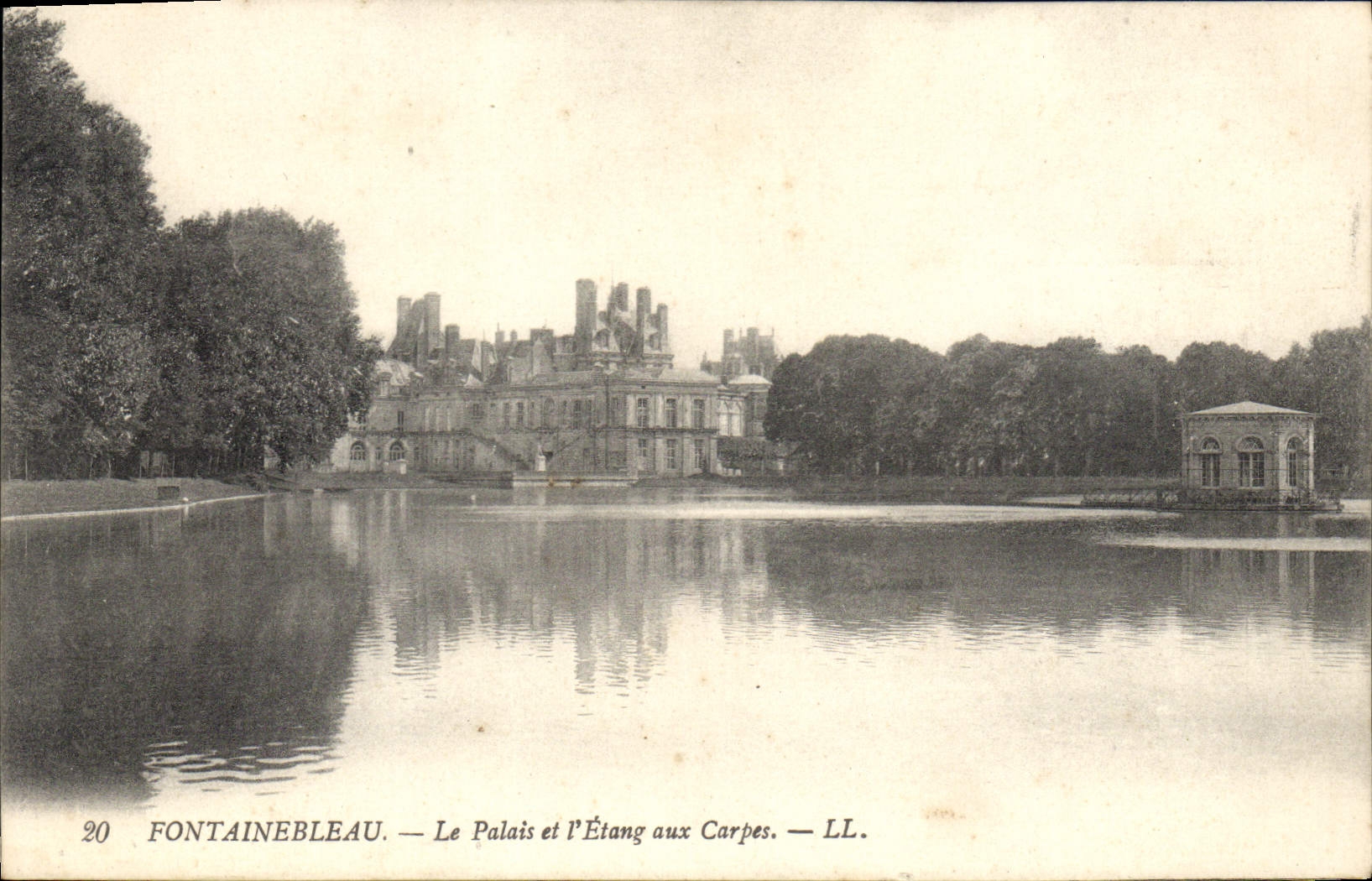 Fontainebleau — Das Schloss und der Karpfenteich — LL.