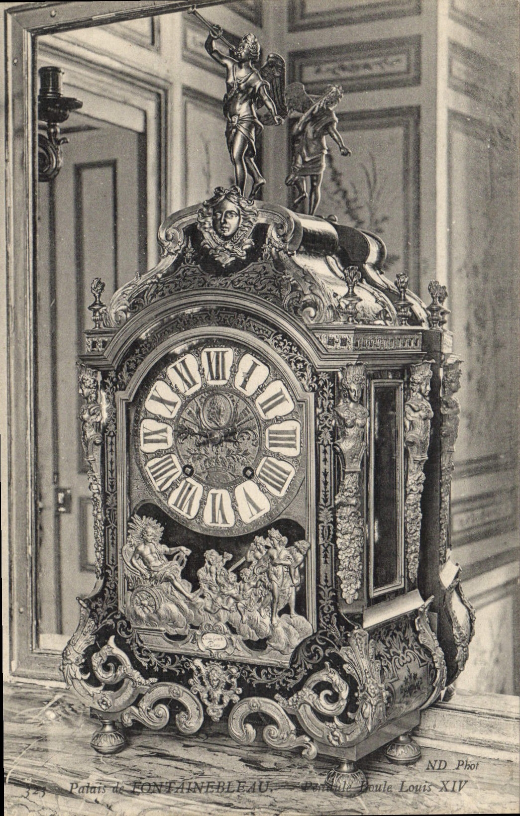 Horloge de Louis XIV — Palais de Fontainebleau — ND Phot