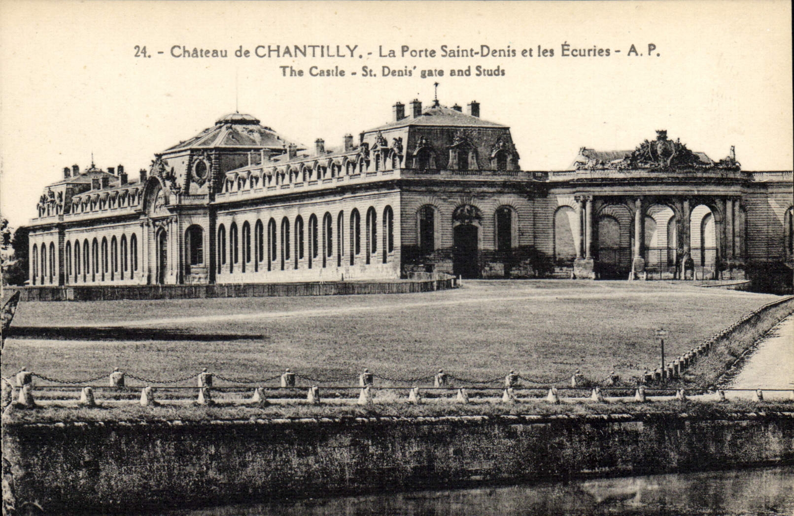 CPA Chateau de Chantilly la Porte Saint Denis et les Ecuries 