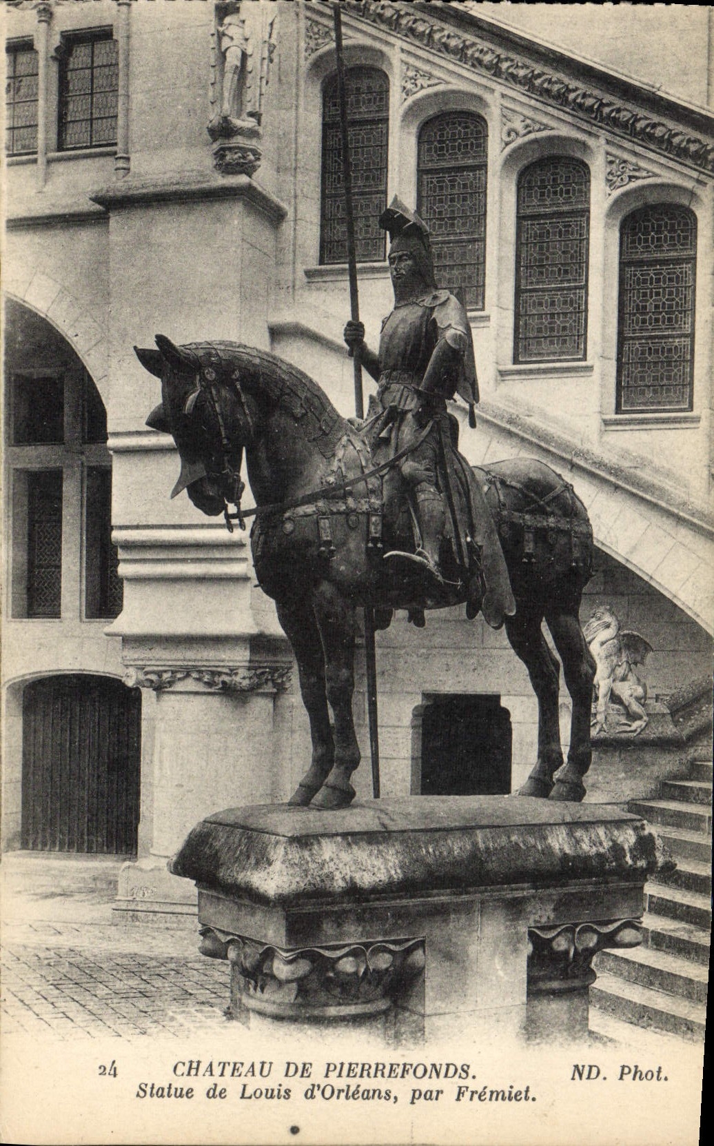 Château de Pierrefonds — Statue de Louis d'Orléans par Frémiet — ND. Phot.