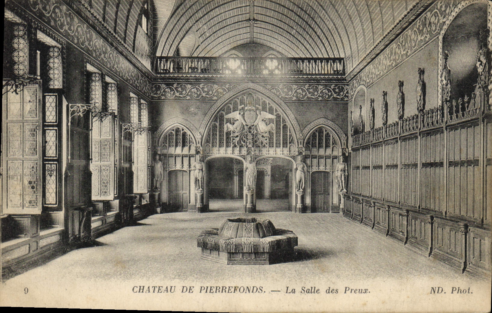 Château de Pierrefonds — La Salle des Preux — ND. Phot.