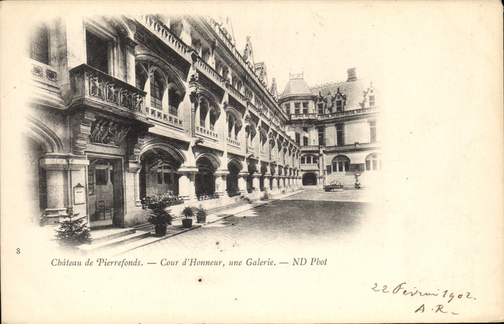Château de Pierrefonds — Cour d'Honneur, une Galerie — ND Pbot