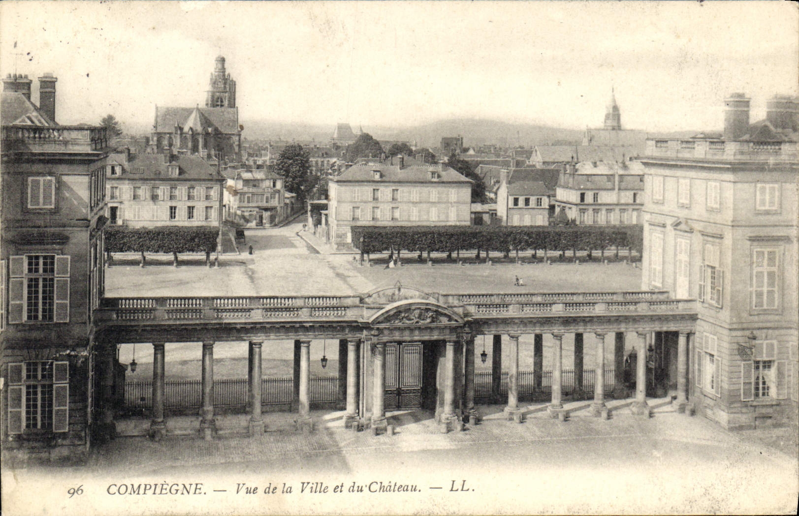 CPA Compiegne Vue de la Ville et du Chateau 