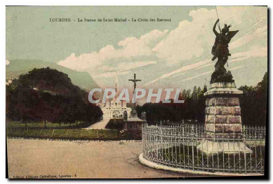 CPA Lourdes la Statue de Saint Michel la Croix des Bretons 
