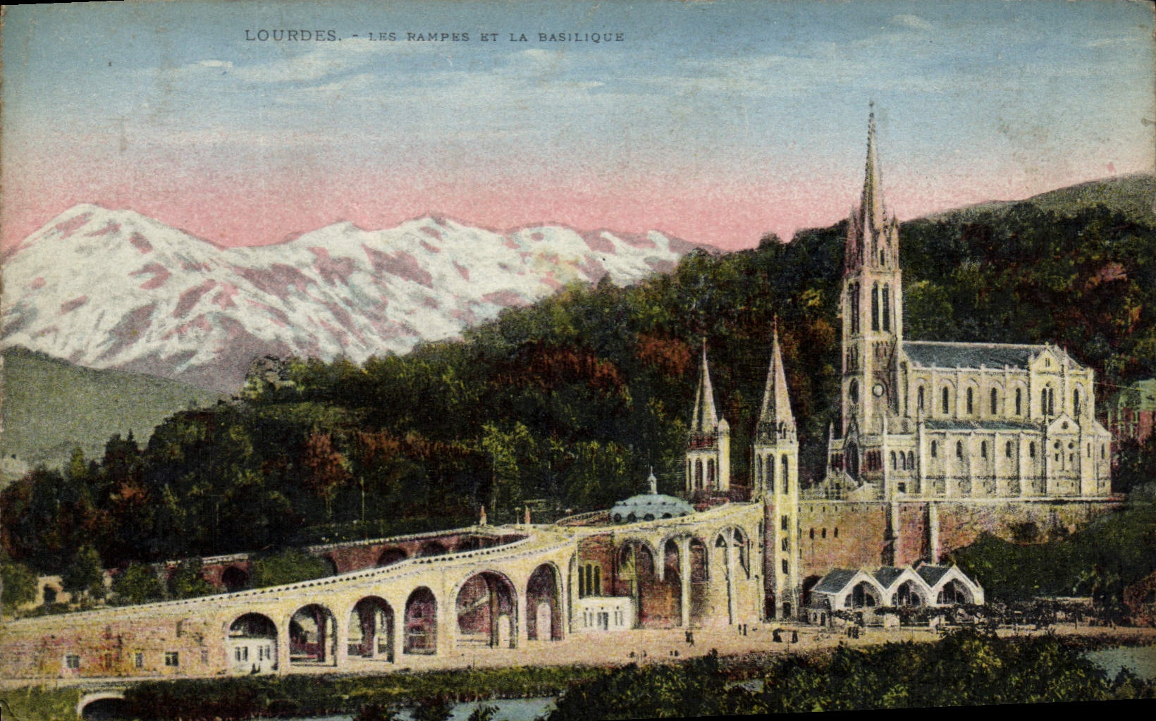 CPA Lourdes les Rampes et la Basilique 