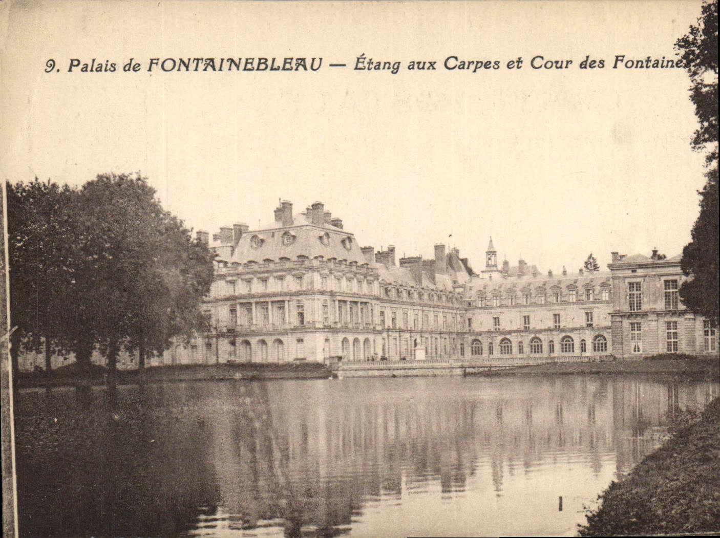 Palazzo di FONTAINEBLEAU — Lago delle Carpe e Cortile delle Fontane — Editore F. David, Versailles, n°9