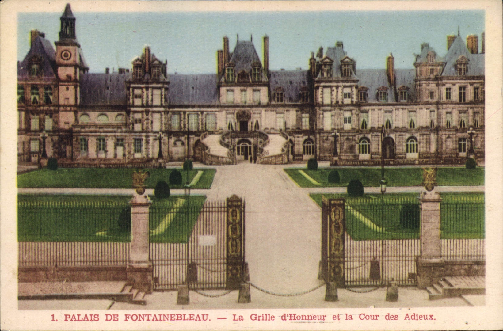 Palais de Fontainebleau — La Grille d'Honneur et la Cour des Adieux