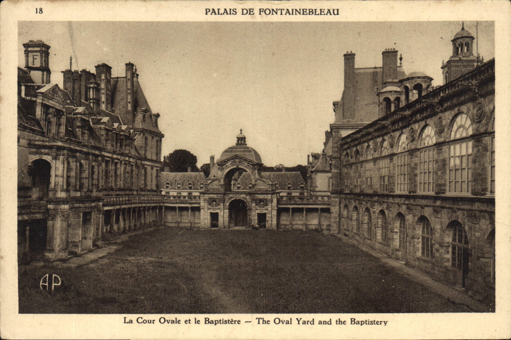 Palais de Fontainebleau — La Cour Ovale et le Baptistère — AP, n°18