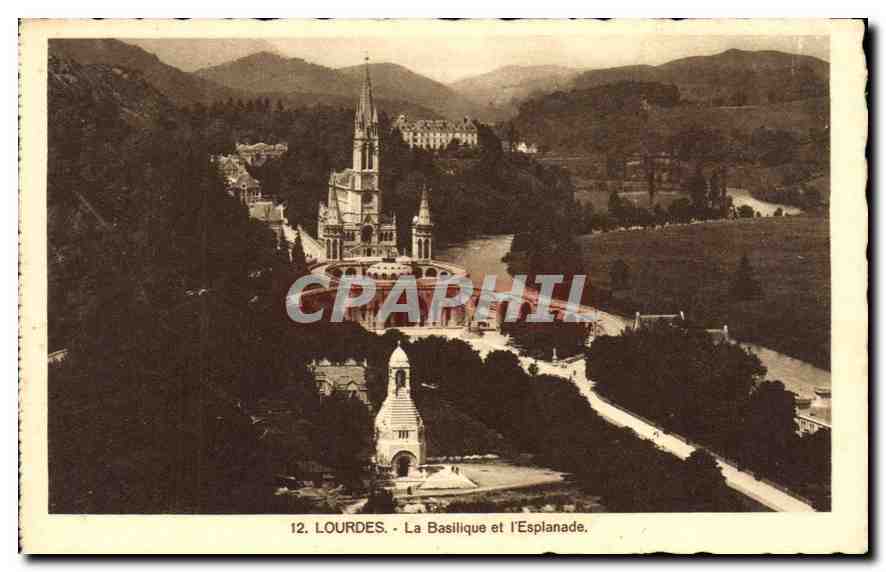 CPA Lourdes la Basilique et l'Esplanade 