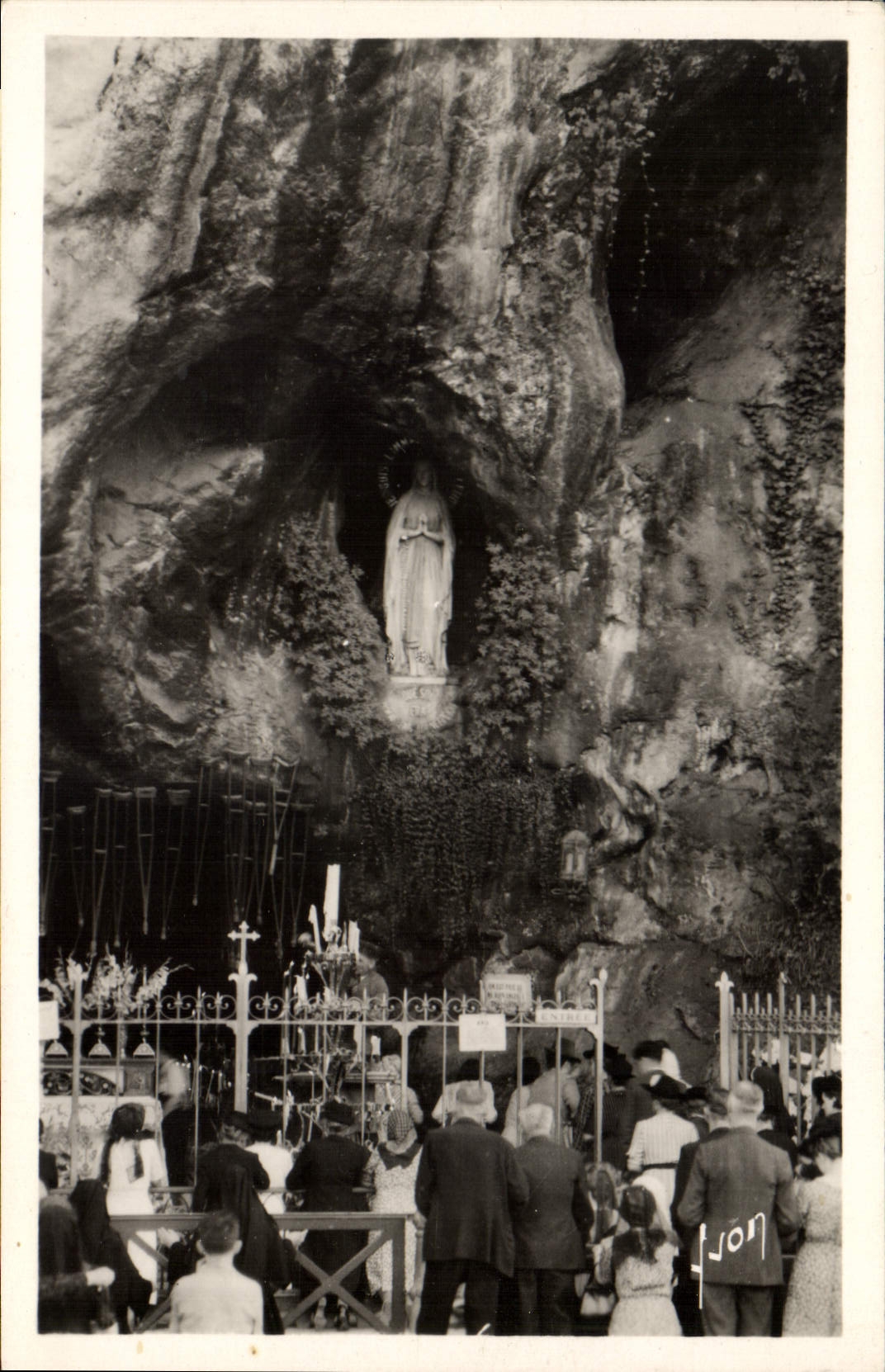 CPA Lourdes Htes Pyrenees la Grotte Miraculeuse et la Statue de la Vierge 