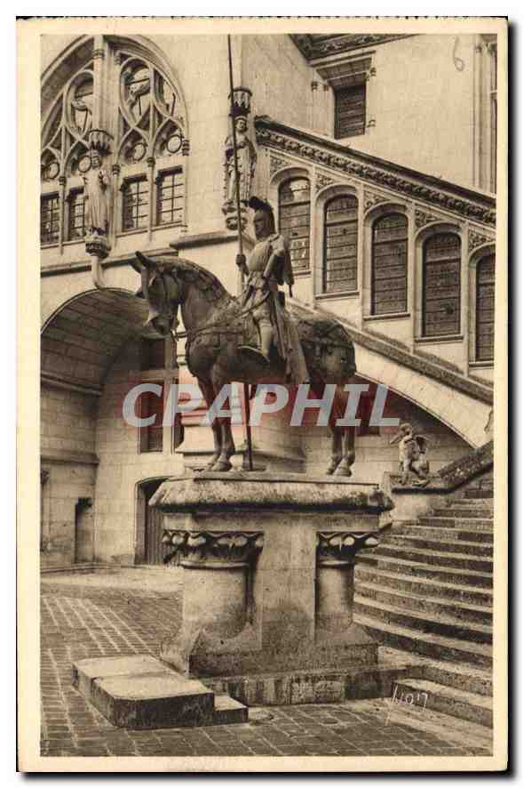 CPA La Douce France Chateau de Pierrefonds Oise Statue du Duc 'Orleans 