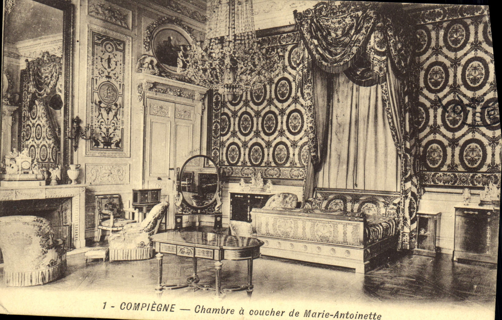 CPA Compiegne Chambre a coucher de Marie Antoinette 