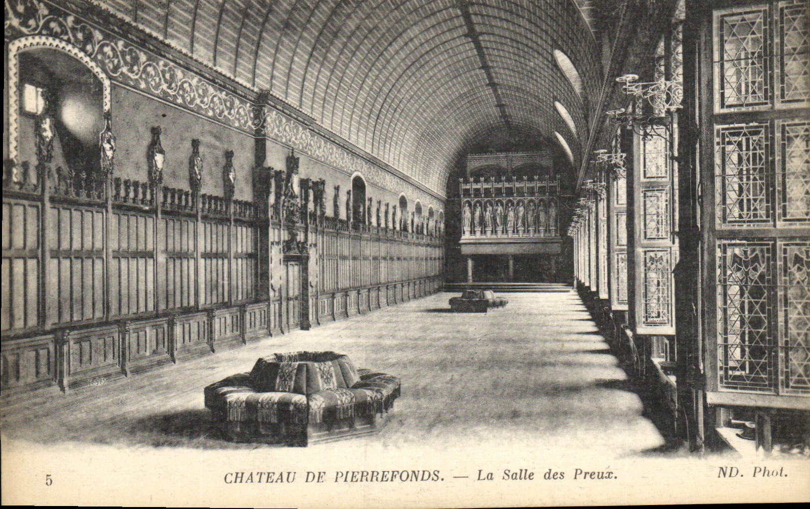 Château de Pierrefonds — La Salle des Preux — ND. Phot.
