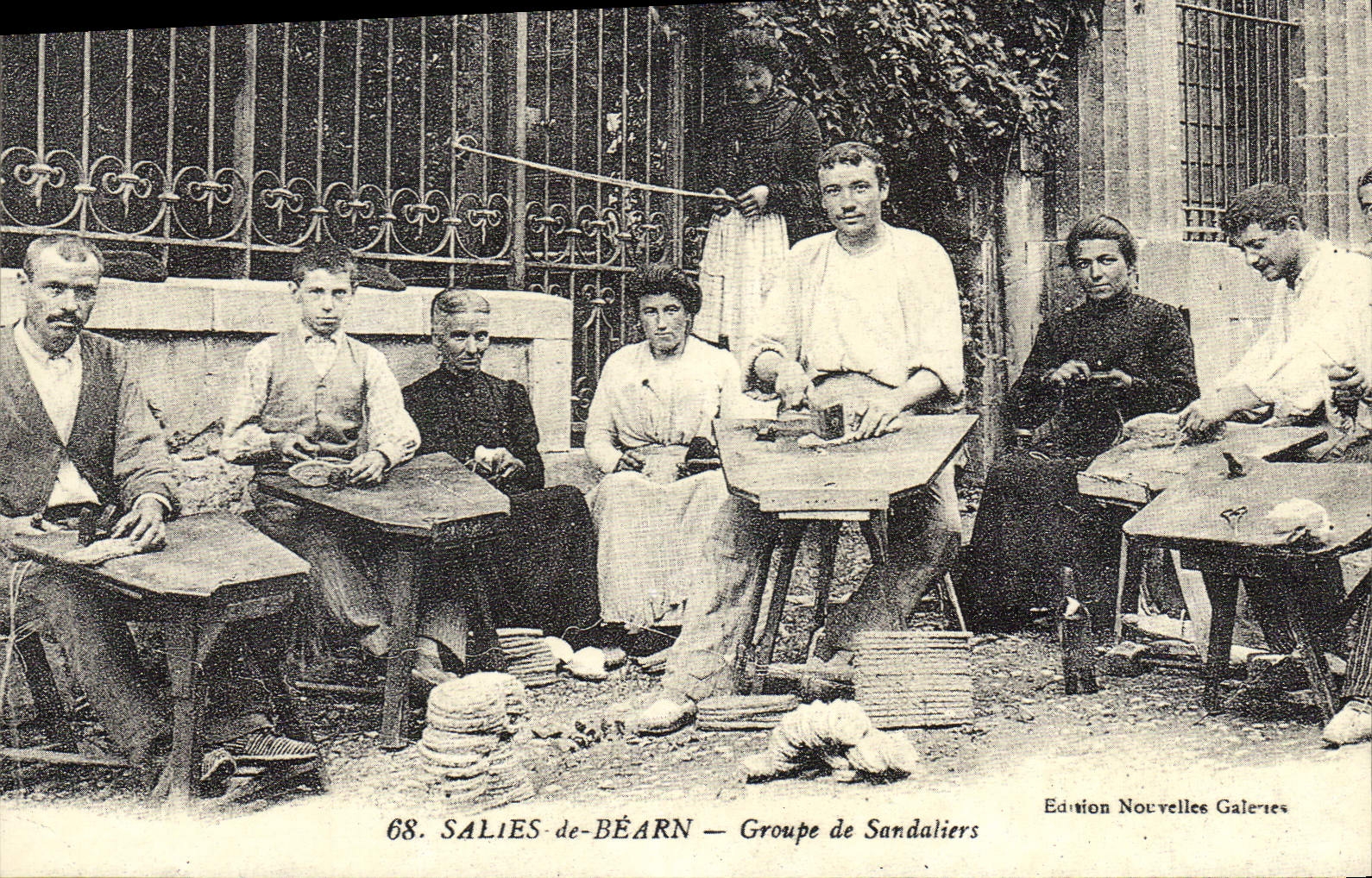 SALIES-de-BÉARN — Groupe de Sandaliers — Édition Nouvelles Galeries